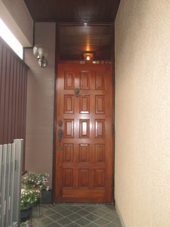 木製の施工前のドア